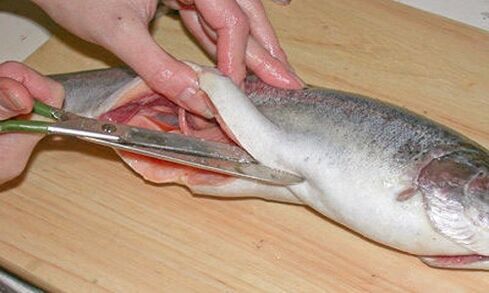 Cortar el pescado con cuidado en una tabla de cortar personal lo protegerá contra la infestación de parásitos