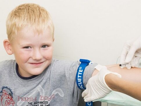 El niño dona sangre para análisis en caso de sospecha de infección con parásitos