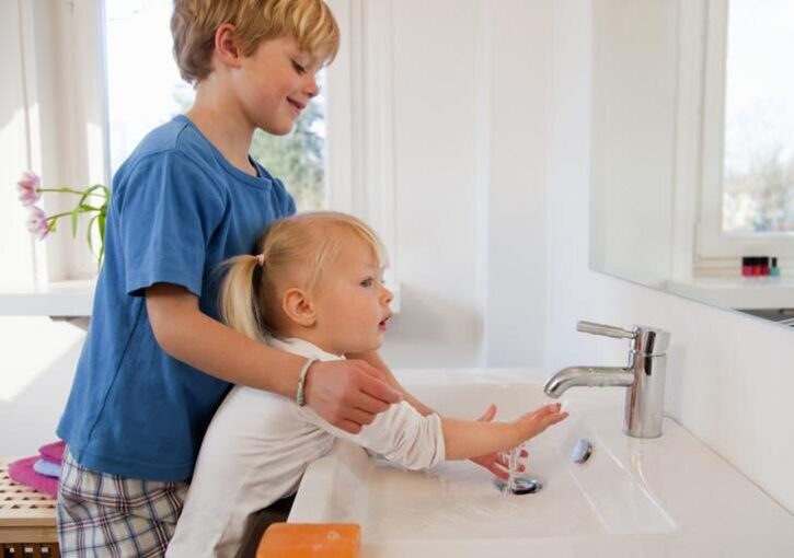 Desde una edad temprana, el niño debe ser introducido a las reglas de higiene personal. 
