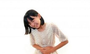 Dolor abdominal en una niña con gusanos daño